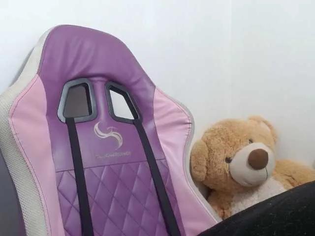 melanyissabel — I am a very active girl in sex, I love it. I can say that I like most men, my experiences have been special but different, maybe talk at any time.