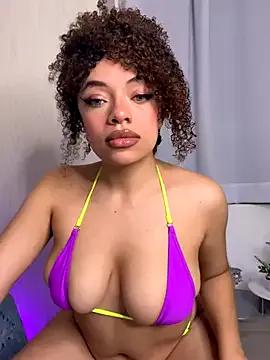 Alyssa_Houston — finger in my pussy in doggy
