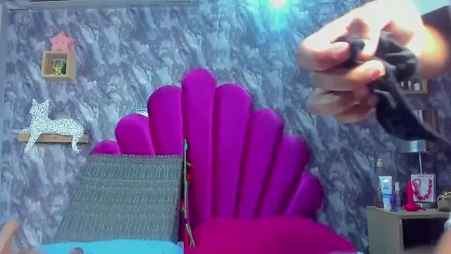 EMMAPARISS on StripChat 