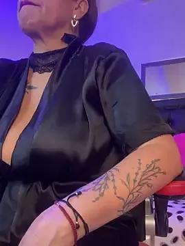 lonely_shewolf —   Show of armpits  