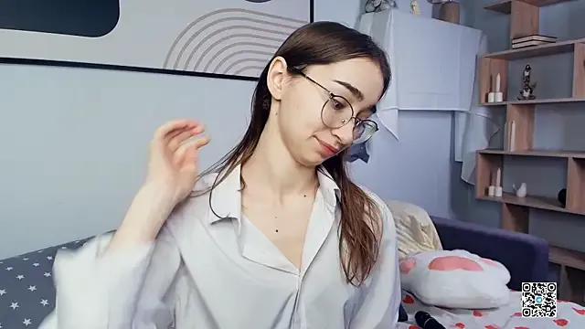 PollyBeev on StripChat 